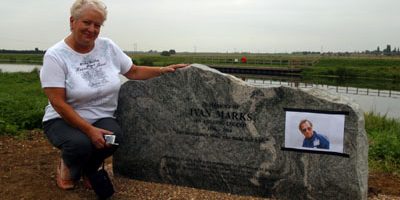 Lindandmemorialweb.jpg